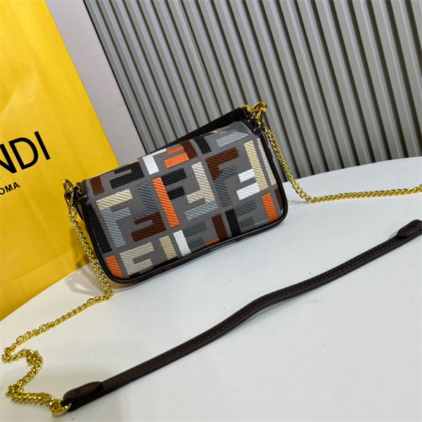 フェンディ スーパーコピー ショルダーバッグ カラーキャンバス FF刺繍 FENDI 牛革