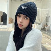 PRADA スーパーコピー ニット帽子 ビーニー ロゴ メタル 三角 プラダ