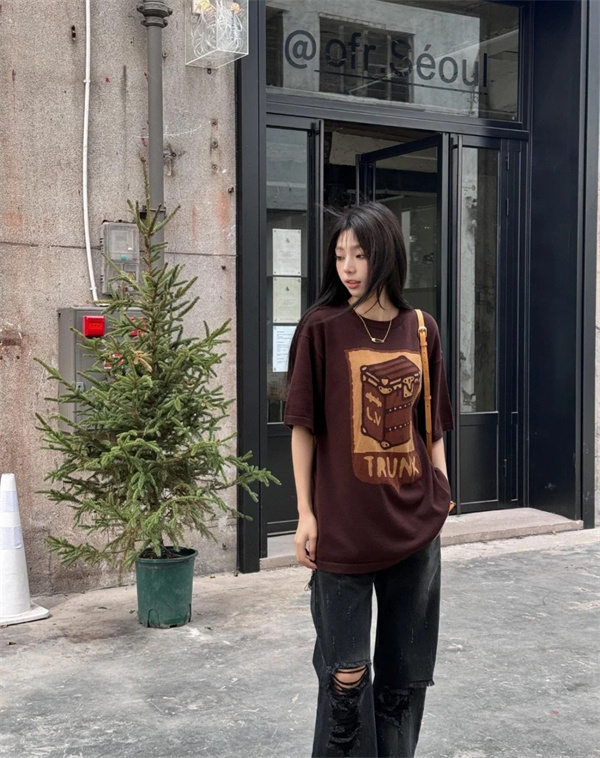 24SS LOUIS VUITTON スーパーコピー Ｔシャツ トランク模様 ロゴ プリント ルイヴィトン