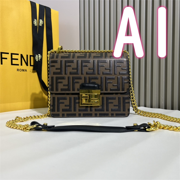 FENDI スーパーコピー ハンドバッグ Kan U シリーズ エンボス ffロゴ メタルロゴ フェンディ