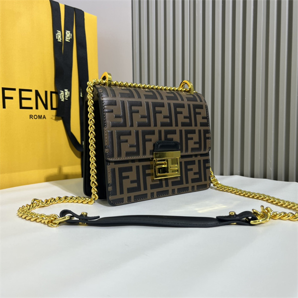 FENDI スーパーコピー ハンドバッグ Kan U シリーズ エンボス ffロゴ メタルロゴ フェンディ