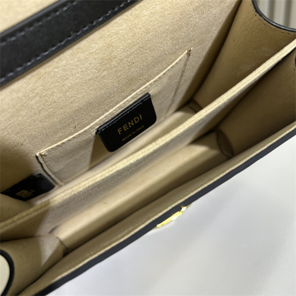 FENDI スーパーコピー ハンドバッグ Kan U シリーズ エンボス ffロゴ メタルロゴ フェンディ