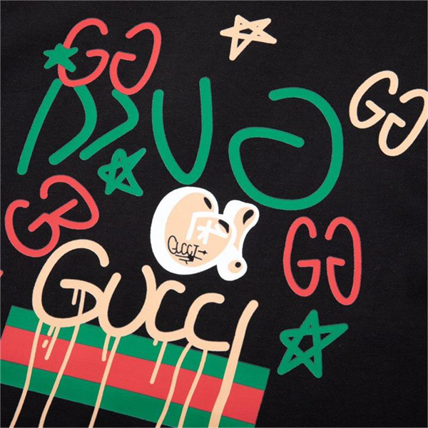 GUCCI スーパーコピー Ｔシャツ グラフィティ風 ロゴ プリント 純綿素材 2色