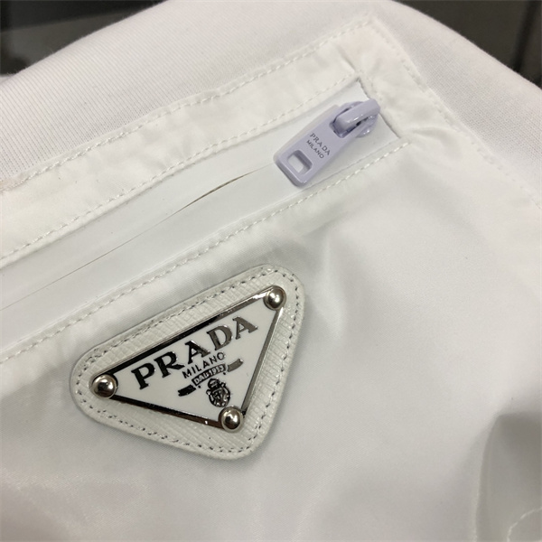 プラダ スーパーコピー Ｔシャツ 三角 メタル ロゴ 純綿生地 ポケット PRADA