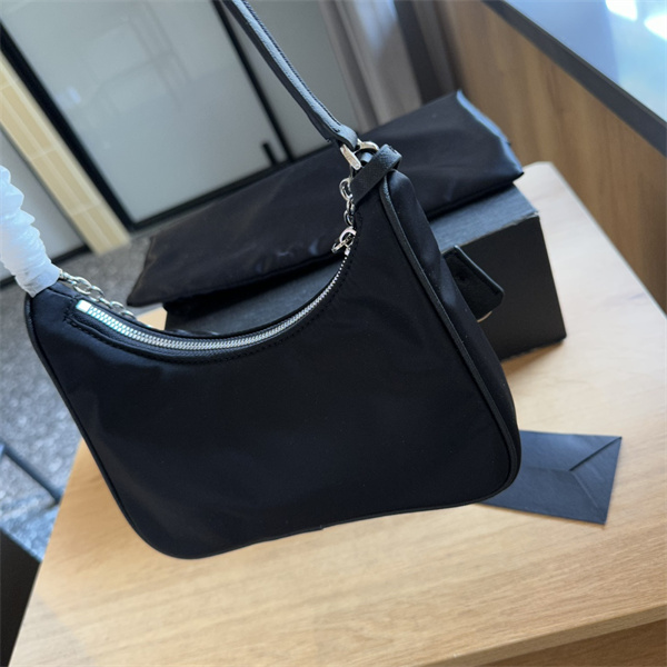 プラダ スーパーコピー ハンドバッグ 2005シリーズ メタルロゴ 軽い PRADA