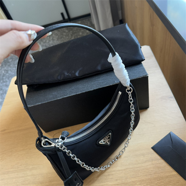 プラダ スーパーコピー ハンドバッグ 2005シリーズ メタルロゴ 軽い PRADA