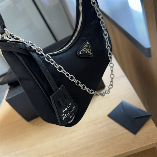 プラダ スーパーコピー ハンドバッグ 2005シリーズ メタルロゴ 軽い PRADA