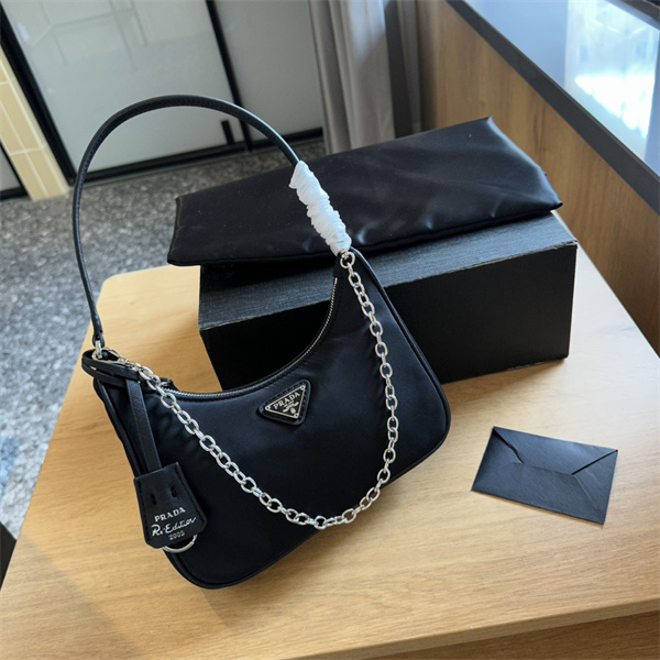 プラダ スーパーコピー ハンドバッグ 2005シリーズ メタルロゴ 軽い PRADA