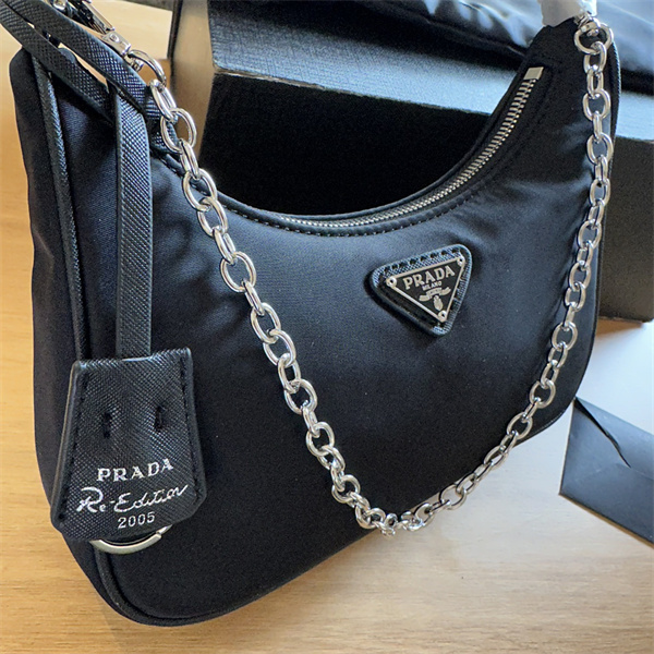 プラダ スーパーコピー ハンドバッグ 2005シリーズ メタルロゴ 軽い PRADA