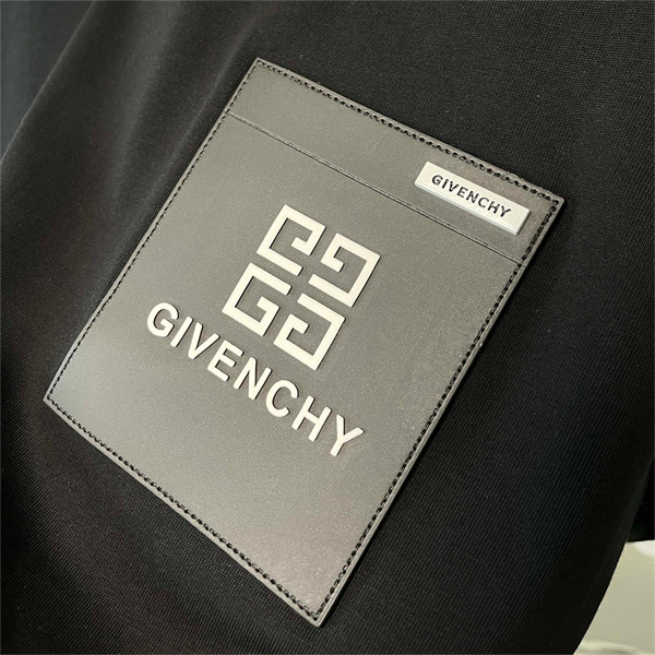 ジバンシィ スーパーコピー Tシャツ レザー製 ロゴ シリコン 貼り付け 視覚的 GIVENCHY