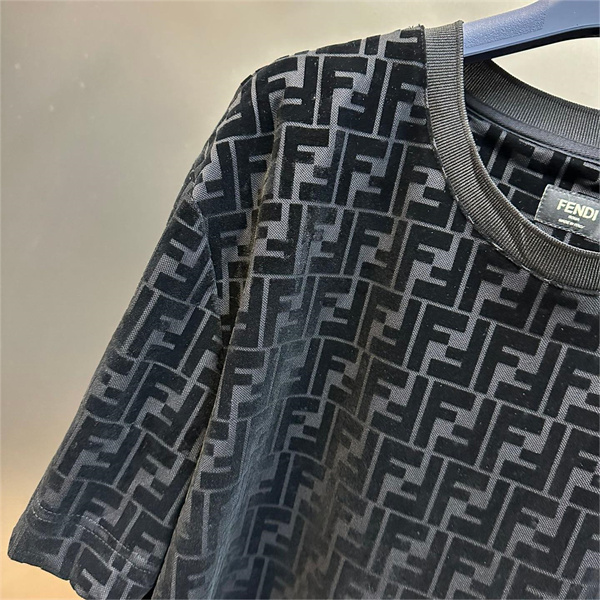 FENDI コピー Ｔシャツ フロッキング加工 FFロゴ モノグラム 立体感 フェンディ