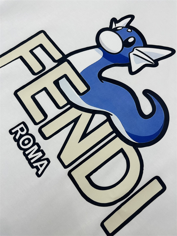 FRGMT x POKÉMON x フェンディ スーパーコピー Ｔシャツ 純綿生地 ミニリュウ プリント FENDI 
