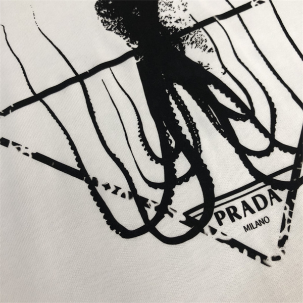 PRADA コピー Ｔシャツ ロゴ プリント たこ 墨の絵 三角 2色 プラダ 