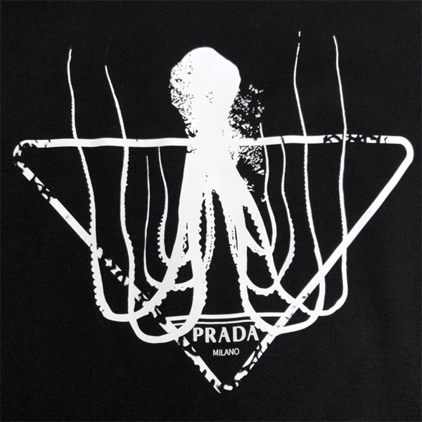 PRADA コピー Ｔシャツ ロゴ プリント たこ 墨の絵 三角 2色 プラダ 