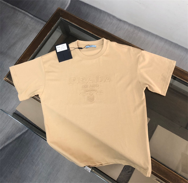 プラダ スーパーコピー Ｔシャツ エンボス 加工 ロゴ 純綿生地 3色 男女兼用 PRADA 