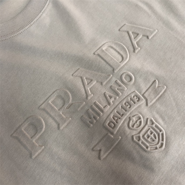 プラダ スーパーコピー Ｔシャツ エンボス 加工 ロゴ 純綿生地 3色 男女兼用 PRADA 