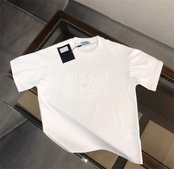 プラダ スーパーコピー Ｔシャツ エンボス 加工 ロゴ 純綿生地 3色 男女兼用 PRADA 