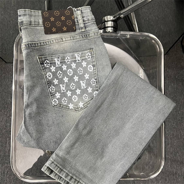 LOUIS VUITTON コピー デニムパンツ ジーンズ ロゴ プリント エンボス 加工 レザー ルイヴィトン 
