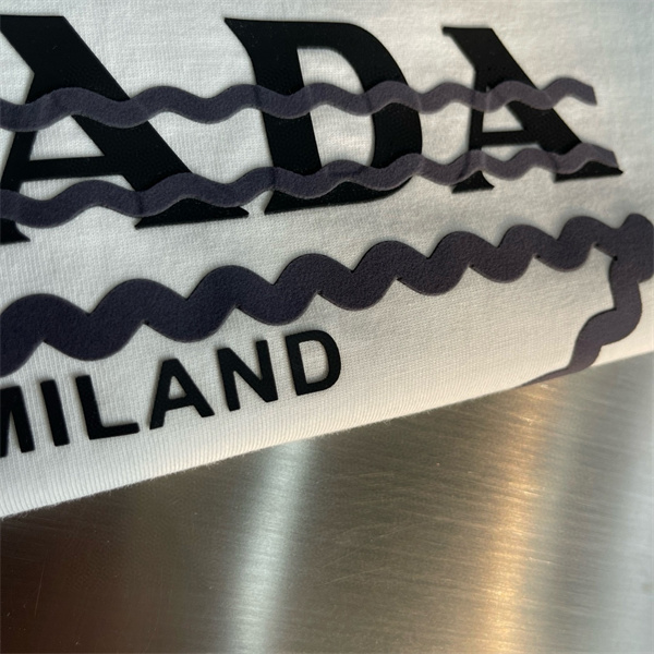プラダ スーパーコピー Ｔシャツ 三角 ロゴ 立体感 デザイン 2色 PRADA