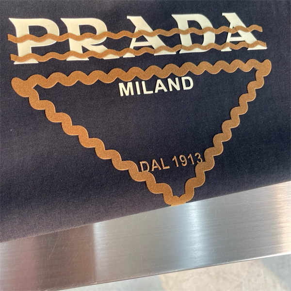 プラダ スーパーコピー Ｔシャツ 三角 ロゴ 立体感 デザイン 2色 PRADA