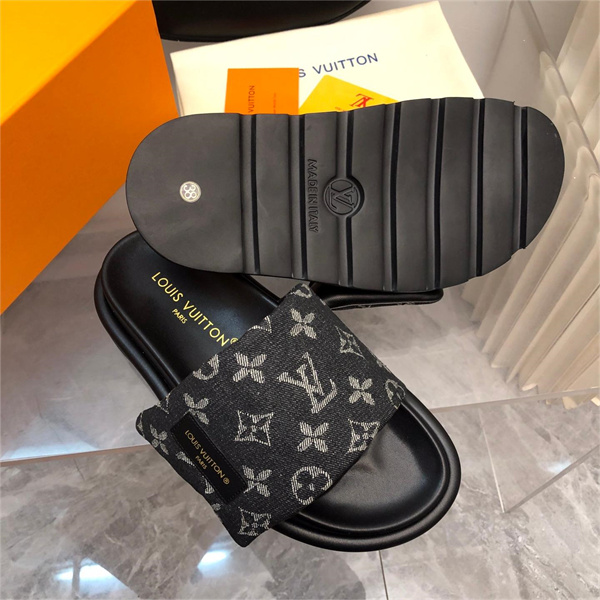 【1ACJ0A】LOUIS VUITTON 偽物 サンダル Pool Pillow Flat Comfort Mule  ルイヴィトン