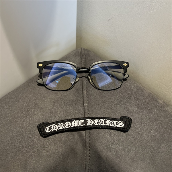 CHROME HEARTS コピー メガネ メタル ロゴ ブルーライト防止 フィット感 軽量 クロムハーツ 