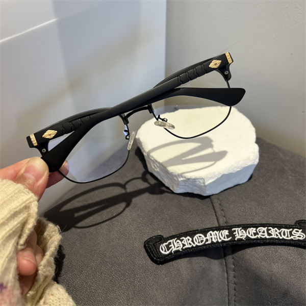 CHROME HEARTS コピー メガネ メタル ロゴ ブルーライト防止 フィット感 軽量 クロムハーツ 