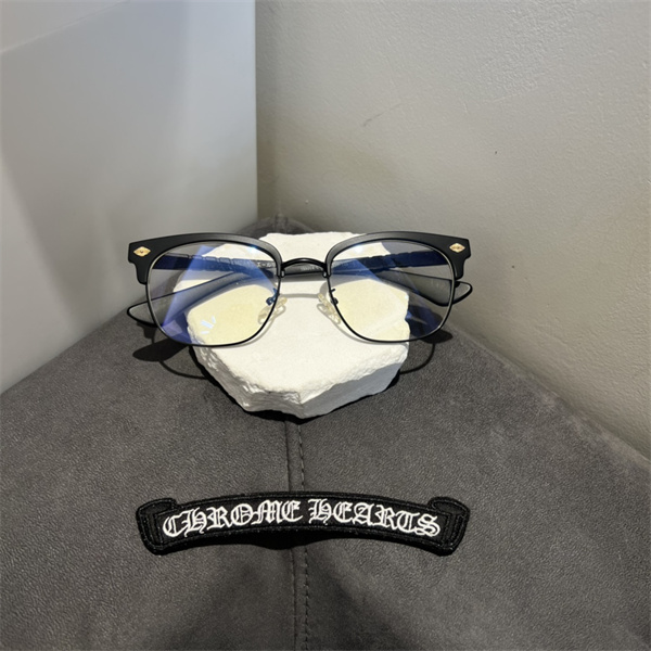 CHROME HEARTS コピー メガネ メタル ロゴ ブルーライト防止 フィット感 軽量 クロムハーツ 