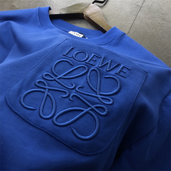 ロエベ コピー Tシャツ カジュアル クラインブルー ロゴ エンボス 立体感 ユニセックス クルーネック