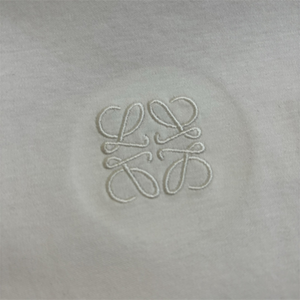 ロエベ スーパーコピー Tシャツ 定番 立体 エンボス 刺繡 ロゴ 柔らかい手触り 綿 ミニマリズム LOEWE