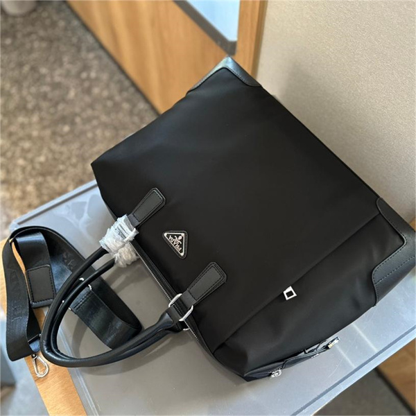 プラダ スーパーコピー ビジネスバッグ 三角ロゴ ジッパー ポリアミド トラベルバッグ 旅行 出張 PRADA 