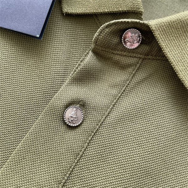 プラダ スーパーコピー ポロシャツ 立体感 ロゴ プリント メタル 現代的 機能的 スタイリッシュ PRADA
