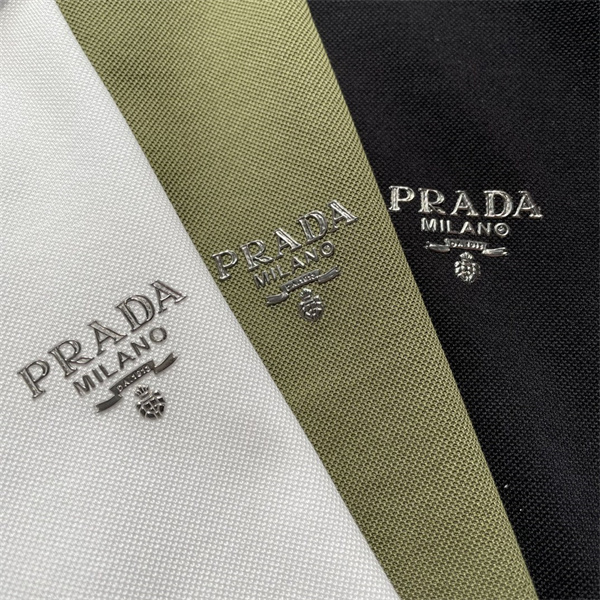 プラダ スーパーコピー ポロシャツ 立体感 ロゴ プリント メタル 現代的 機能的 スタイリッシュ PRADA