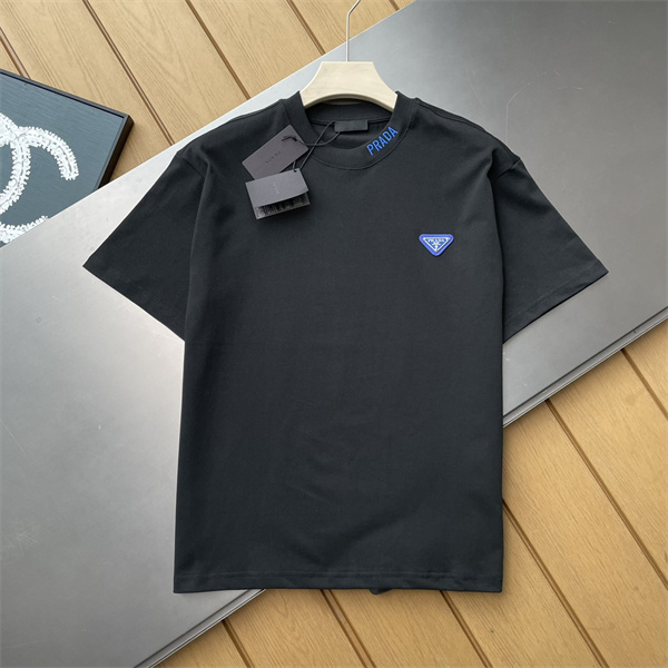 PRADA コピー Ｔシャツ 三角 ロゴ 刺繡 ブルー 斬新 上品 快適 耐久性 洗練された プラダ