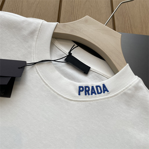 PRADA コピー Ｔシャツ 三角 ロゴ 刺繡 ブルー 斬新 上品 快適 耐久性 洗練された プラダ