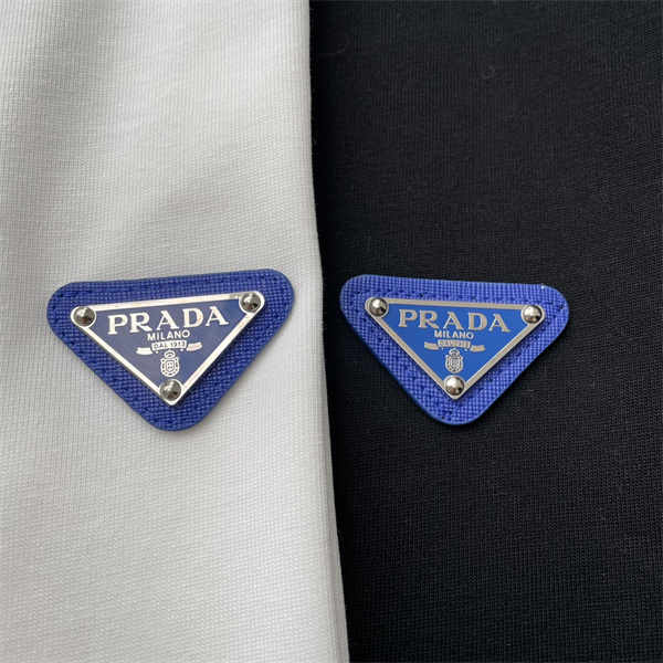 PRADA コピー Ｔシャツ 三角 ロゴ 刺繡 ブルー 斬新 上品 快適 耐久性 洗練された プラダ