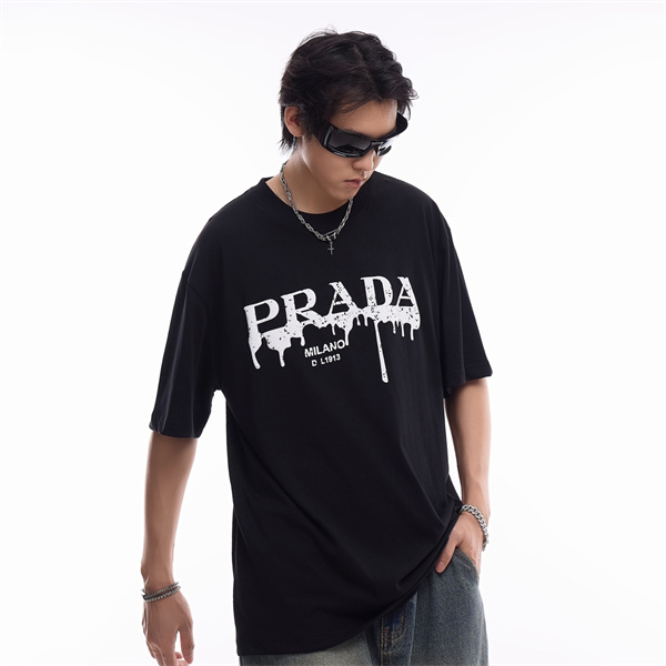 プラダ スーパーコピー Ｔシャツ プリント 落書き 立体ロゴ エレガント 現代的 ユニークな PRADA
