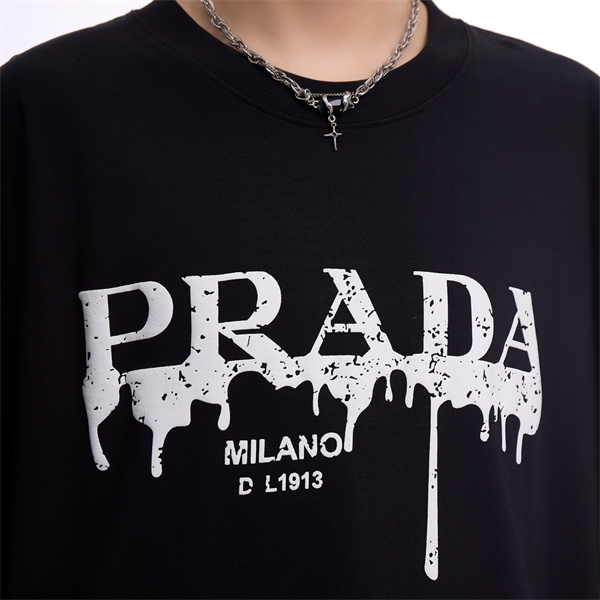 プラダ スーパーコピー Ｔシャツ プリント 落書き 立体ロゴ エレガント 現代的 ユニークな PRADA