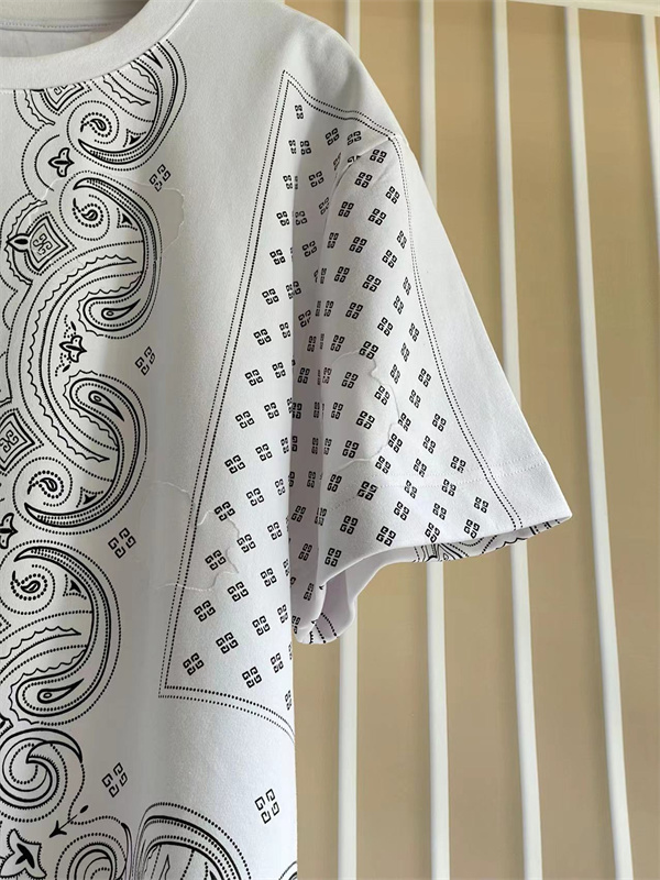 ジバンシィ スーパーコピー Tシャツ 繊細 幻想的 フラワーフォトプリント ブランド ロゴ GIVENCHY