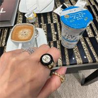 CHANEL 偽物 リング Vintage シリーズ CCロゴ ブラックとゴールド シャネル