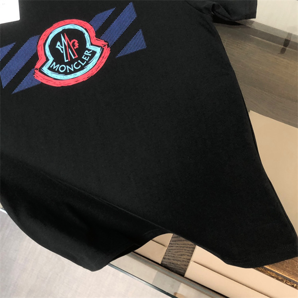 モンクレール スーパーコピー Ｔシャツ ロゴ プリント 柄 純綿素材 通気性 シルエットデザイン MONCLER