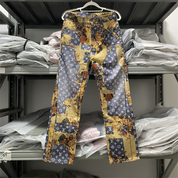 ルイヴィトン コピー ジーンズ キャンプファイヤー デニム 炎 モノグラム 柄 カジュアル LOUIS VUITTON 