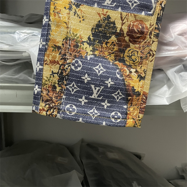 ルイヴィトン コピー ジーンズ キャンプファイヤー デニム 炎 モノグラム 柄 カジュアル LOUIS VUITTON 