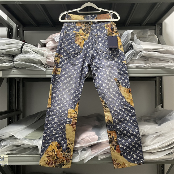 ルイヴィトン コピー ジーンズ キャンプファイヤー デニム 炎 モノグラム 柄 カジュアル LOUIS VUITTON 