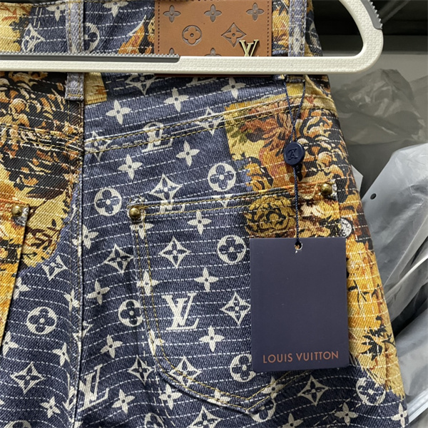 ルイヴィトン コピー ジーンズ キャンプファイヤー デニム 炎 モノグラム 柄 カジュアル LOUIS VUITTON 