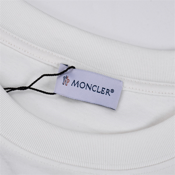 モンクレール スーパーコピー Ｔシャツ クルーネック ワッペン ロゴ プリント 柄 シンプル MONCLER