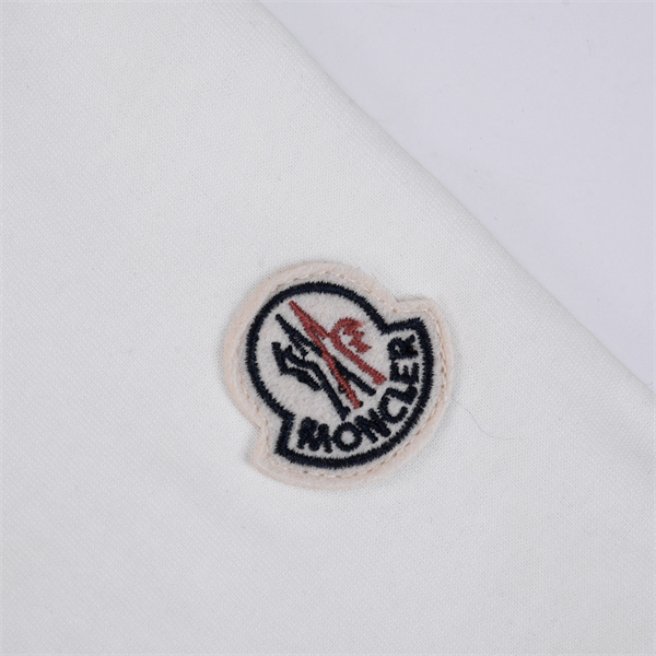 モンクレール スーパーコピー Ｔシャツ クルーネック ワッペン ロゴ プリント 柄 シンプル MONCLER