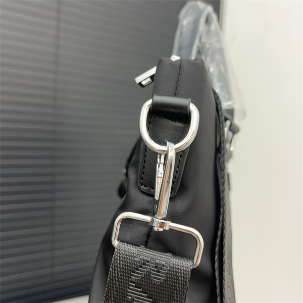 プラダ スーパーコピー ビジネスバッグ メタルロゴ 三角 2WAY 取り外し可能ベルト付き PRADA
