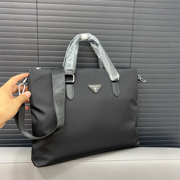 プラダ スーパーコピー ビジネスバッグ メタルロゴ 三角 2WAY 取り外し可能ベルト付き PRADA