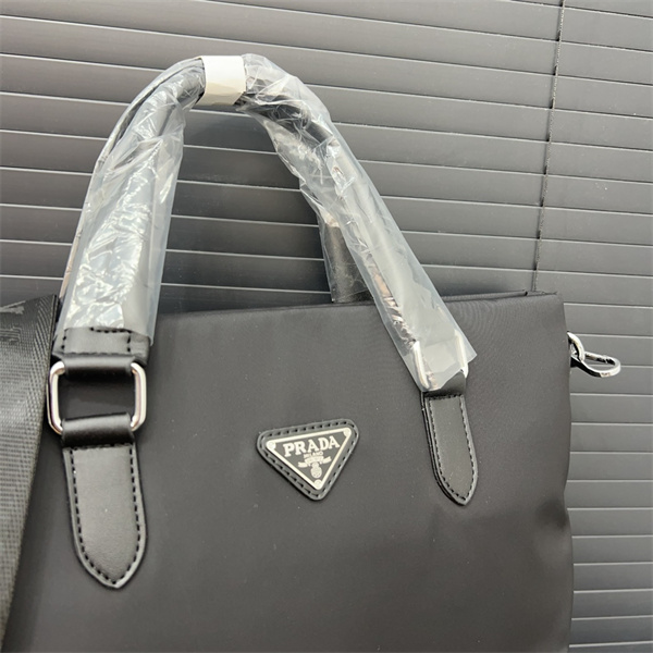 プラダ スーパーコピー ビジネスバッグ メタルロゴ 三角 2WAY 取り外し可能ベルト付き PRADA